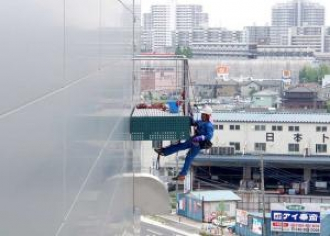 壁面から飛び出した工場、倉庫などのバルコニーの清掃もお任せください。